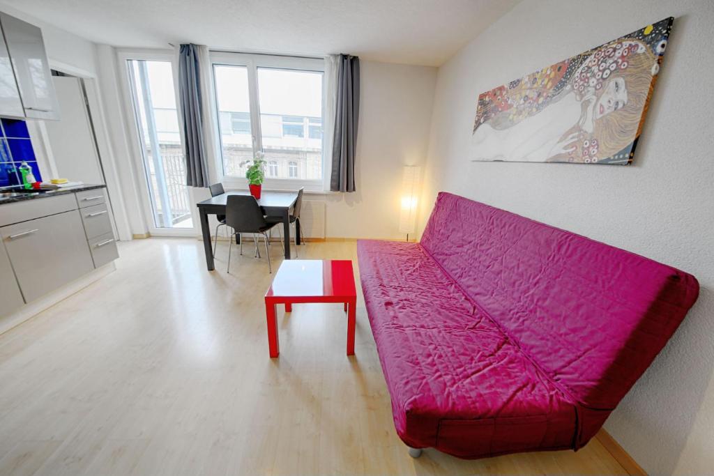 Апартаменты (One Bedroom Apartment with balcony Q), HITrental Letzigrund - Apartment