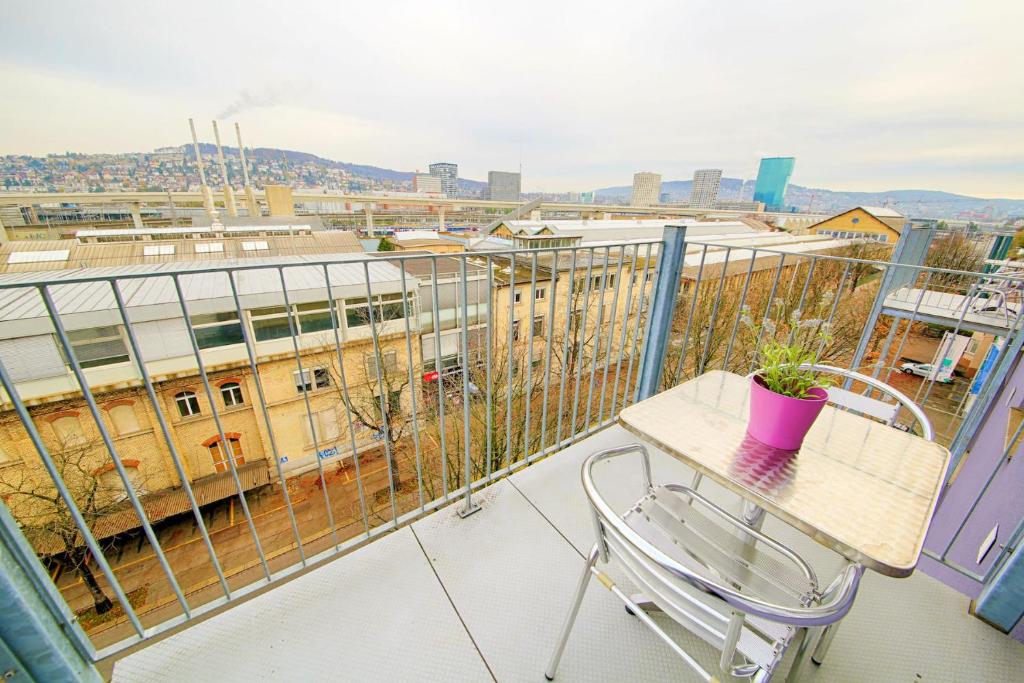 Апартаменты (One Bedroom Apartment with balcony J), HITrental Letzigrund - Apartment