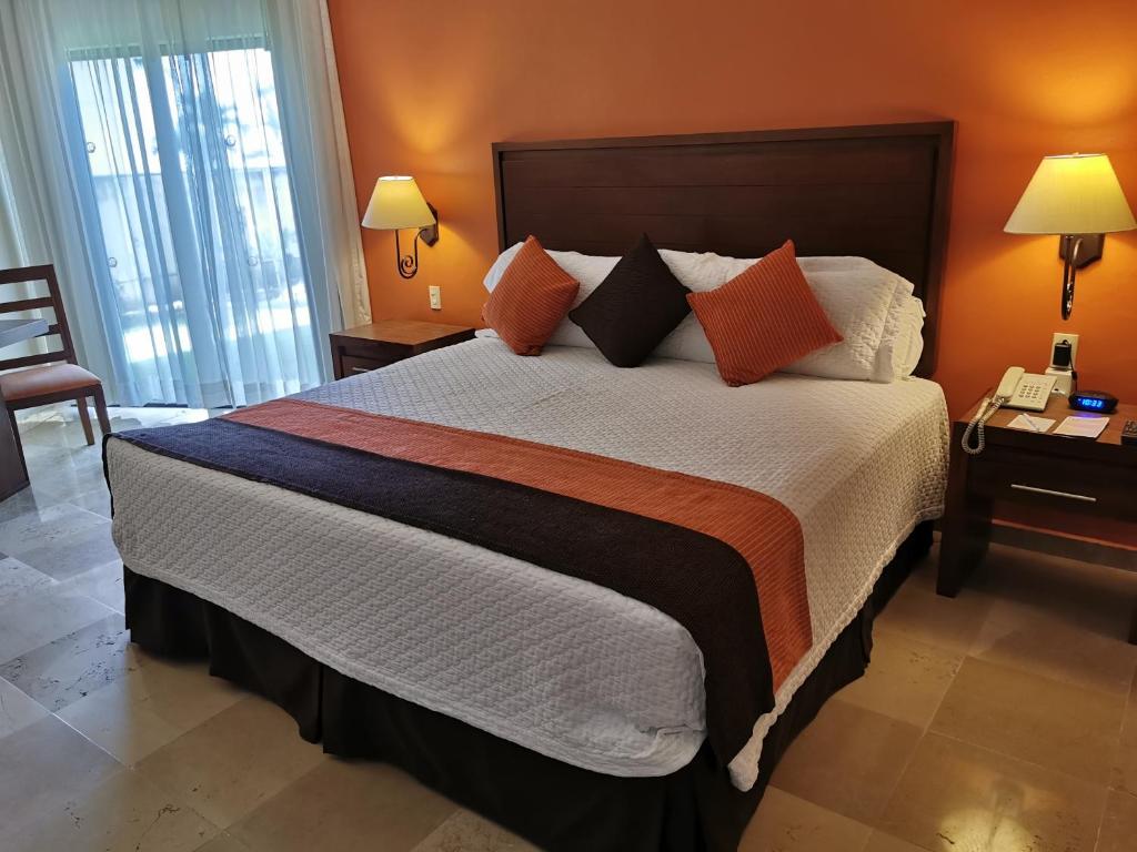 Двухместный (Номер Делюкс с кроватью размера «king-size») курортного отеля Canto del Sol Plaza Vallarta Beach & Tennis Resort - Все включено, Пуэрто-Вальярта
