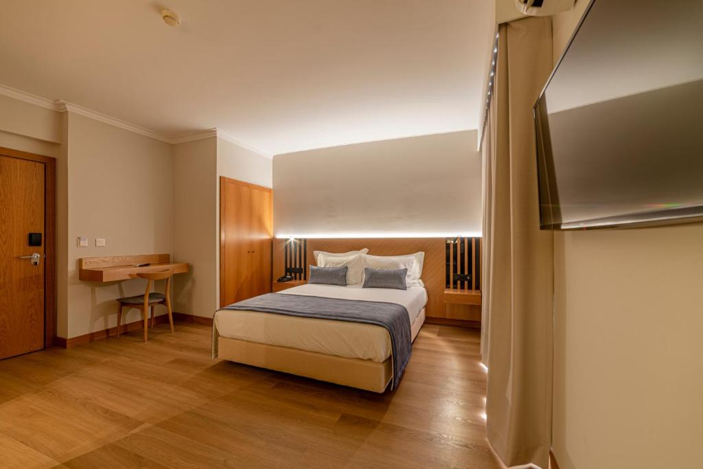 Двухместный (Двухместный номер с 1 кроватью и дополнительной кроватью (для 3 взрослых)) отеля Hotel Santa Eufemia, Ковильян