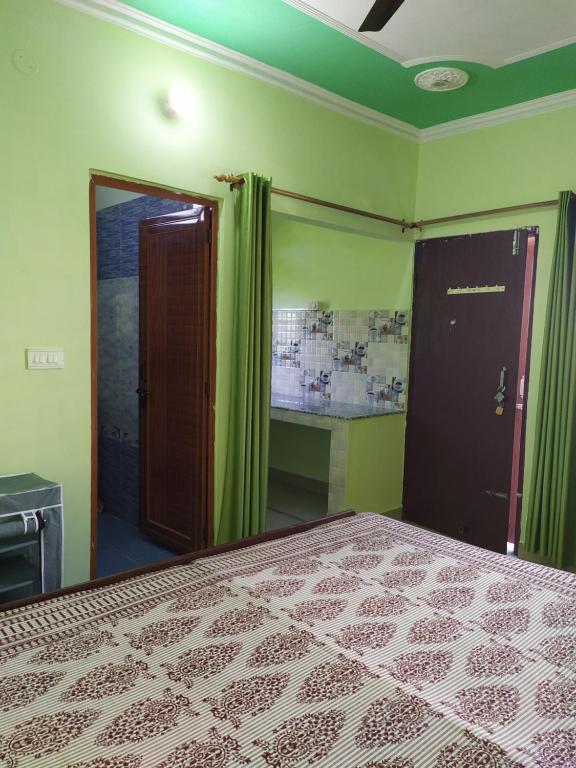 Двухместный (Двухместный номер Делюкс с 1 кроватью и балконом) семейного отеля Anjali Home Stay, Ришикеш