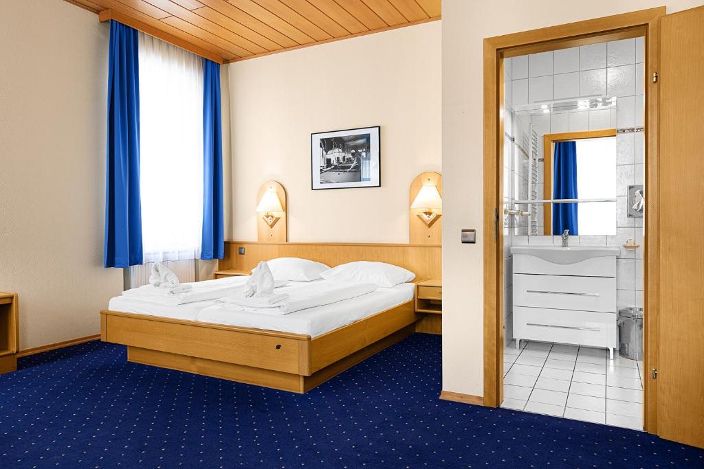 Двухместный (Двухместный номер с 1 кроватью или 2 отдельными кроватями и собственной ванной комнатой) отеля Hotel-Pension Wild, Вена