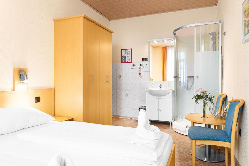 Двухместный (Двухместный номер с 1 кроватью или 2 отдельными кроватями и общим туалетом) отеля Hotel-Pension Wild, Вена