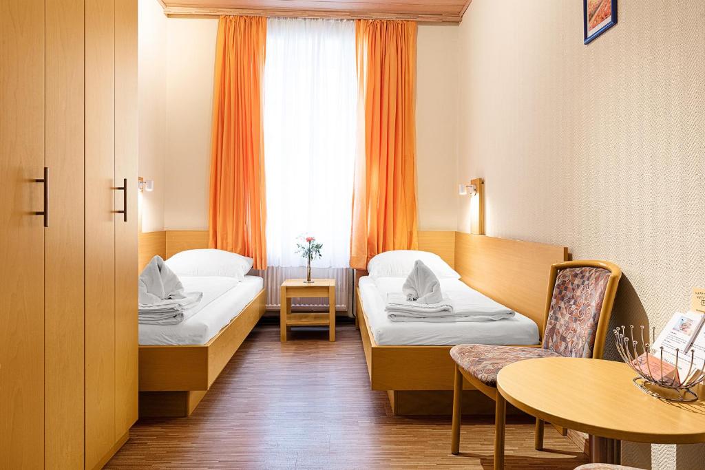 Двухместный (Двухместный номер с 1 кроватью или 2 отдельными кроватями, общая ванная комната) отеля Hotel-Pension Wild, Вена