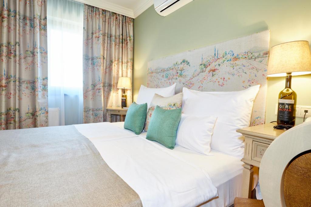 Двухместный (Двухместный номер Делюкс с 1 кроватью) отеля Crocus Gere Bor Hotel Resort & Wine Spa, Виллань