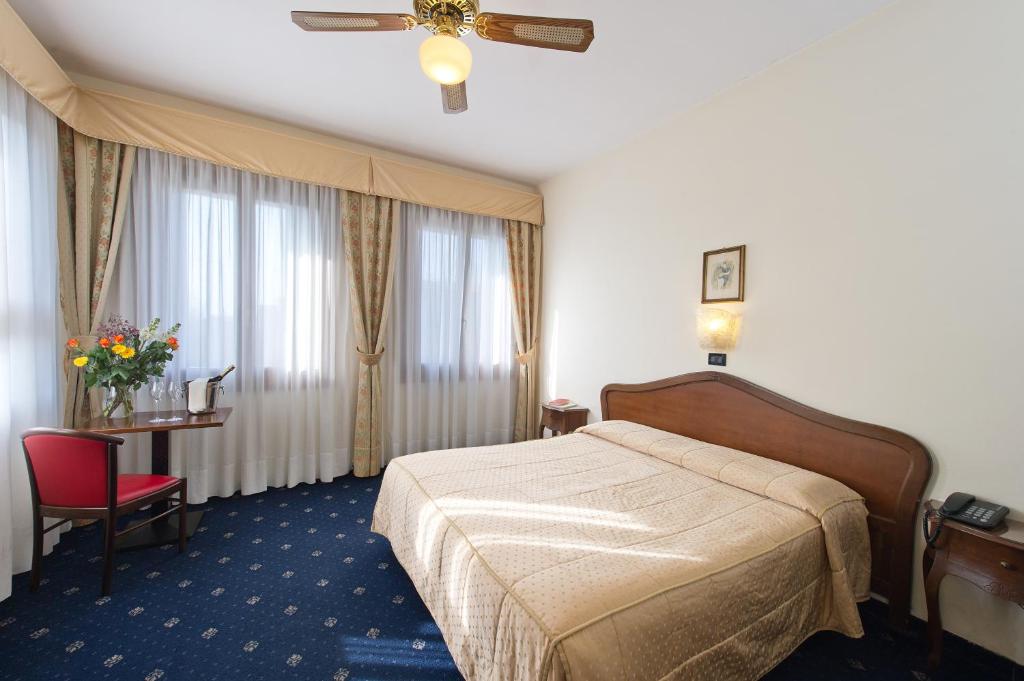 Двухместный (Двухместный номер с 1 кроватью или 2 отдельными кроватями) отеля Hotel Cristallo, Венеция-Лидо