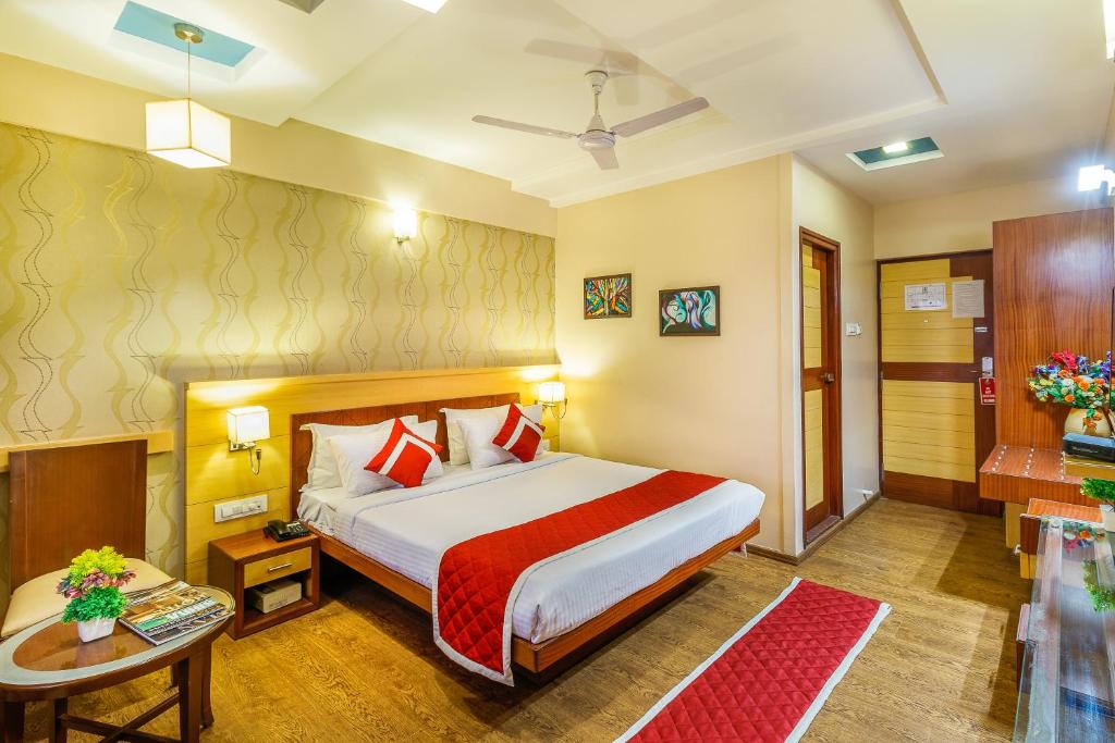 Двухместный ([Sanitized] Deluxe Double or Twin Room) отеля Hotel Kanthi Comforts, Бангалор