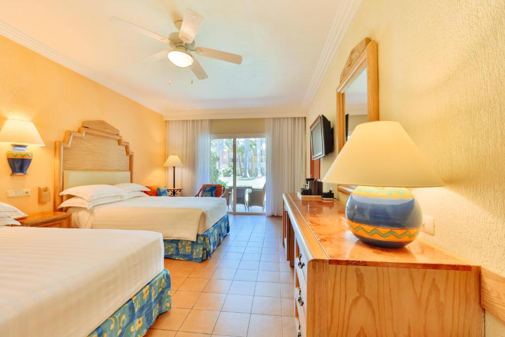Двухместный (Улучшенный номер (для 2 взрослых и 2 детей)) курортного отеля Barceló Maya Caribe - All Inclusive, Кспу-Ха