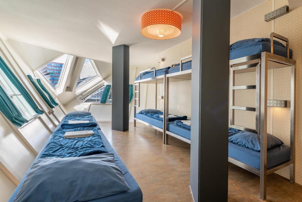 Семейный (Six Person Room With Private Bathroom and Shower) хостела Stayokay Rotterdam, Роттердам