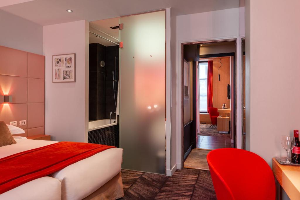 Двухместный (Улучшенный двухместный номер с 1 кроватью или 2 отдельными кроватями) отеля Golden Tulip Opera de Noailles, Париж