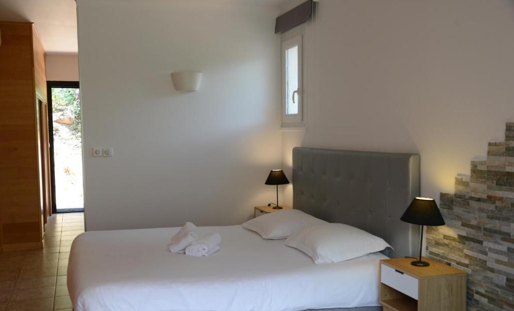 Сьюит (Двухместный номер «Премиум» с 1 кроватью и видом на море и горы) отеля Hôtel Bella Vista, Порто