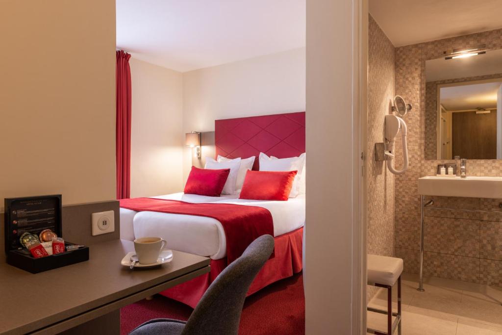 Двухместный (Улучшенный двухместный номер с 2 отдельными кроватями) отеля Hôtel Aston, Париж