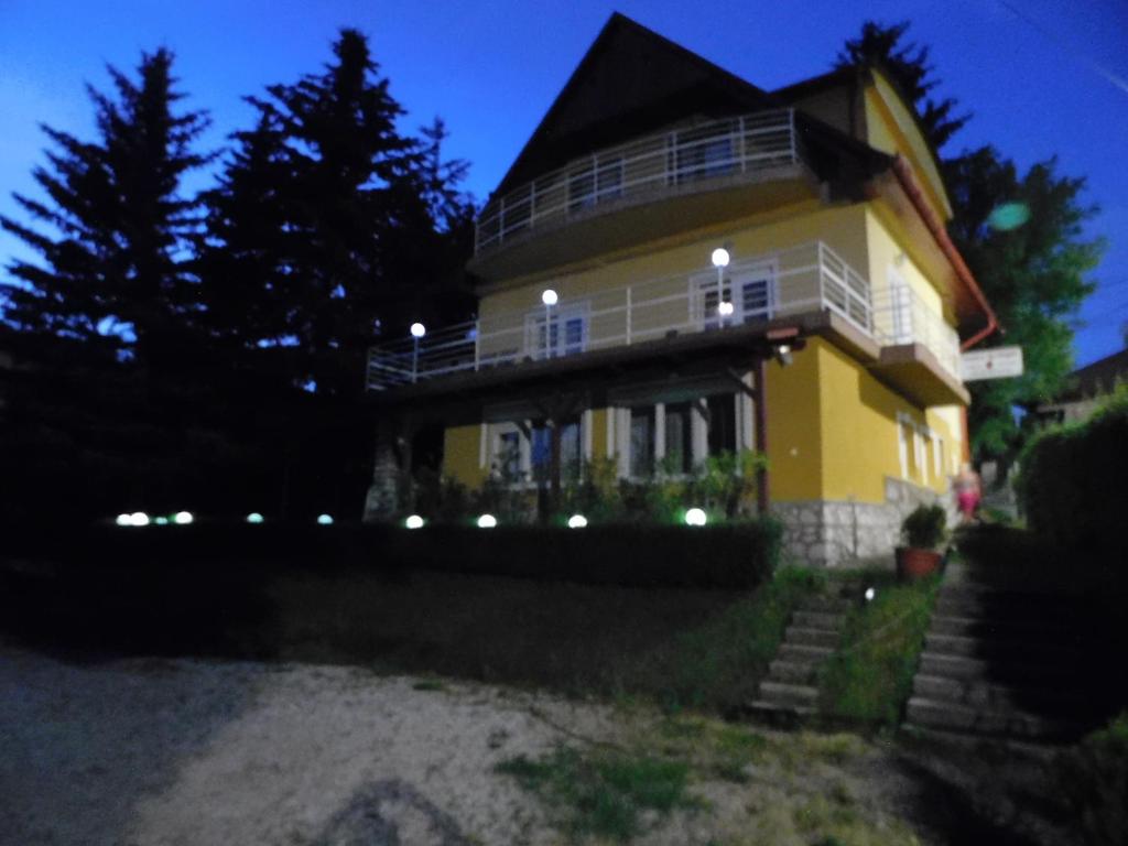 Двухместный (Двухместный номер с 1 кроватью или 2 отдельными кроватями и балконом) гостевого дома Szamóca Vendégház, Мишкольц-Тапольца