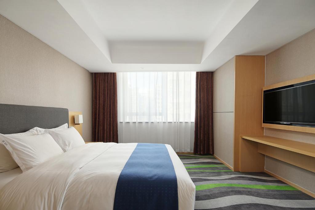 Трехместный (Улучшенный номер с кроватью размера «king-size») отеля Holiday Inn Express Jinan High-Tech Zone, Цзинань