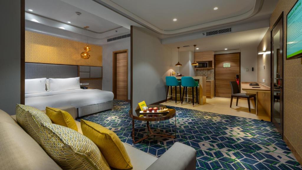 Сьюит (King Suite with Kitchenette - High Floor), Holiday Inn Gurugram Sector 90, an IHG Hotel