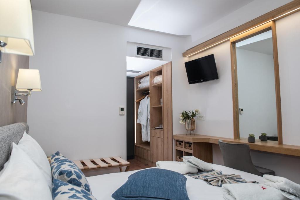 Двухместный (Улучшенный двухместный номер с 2 отдельными кроватями и видом на бассейн) отеля Apollon Hotel, Толон