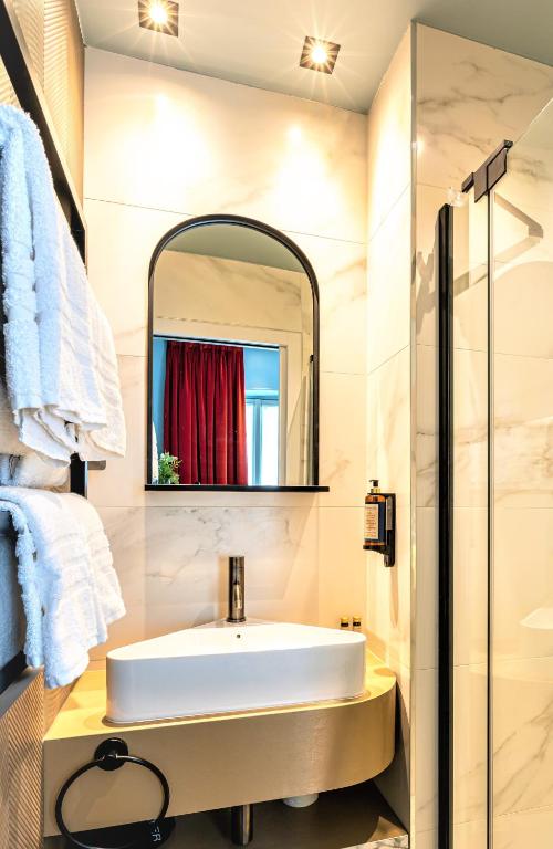 Двухместный (Улучшенный двухместный номер с 1 кроватью) отеля Golden Hotel Paris, Париж