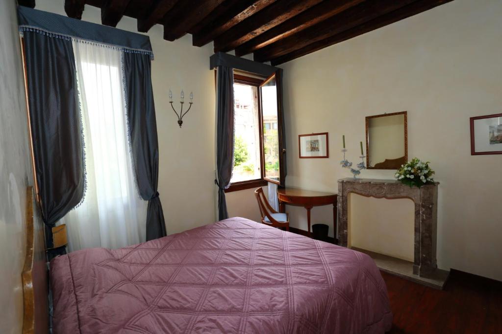 Двухместный (Улучшенный двухместный номер с 1 кроватью) отеля Ai Due Fanali, Венеция
