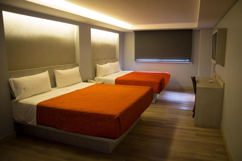 Двухместный (Стандартный двухместный номер с 2 двуспальными кроватями) отеля Hotel El Senador, Мехико