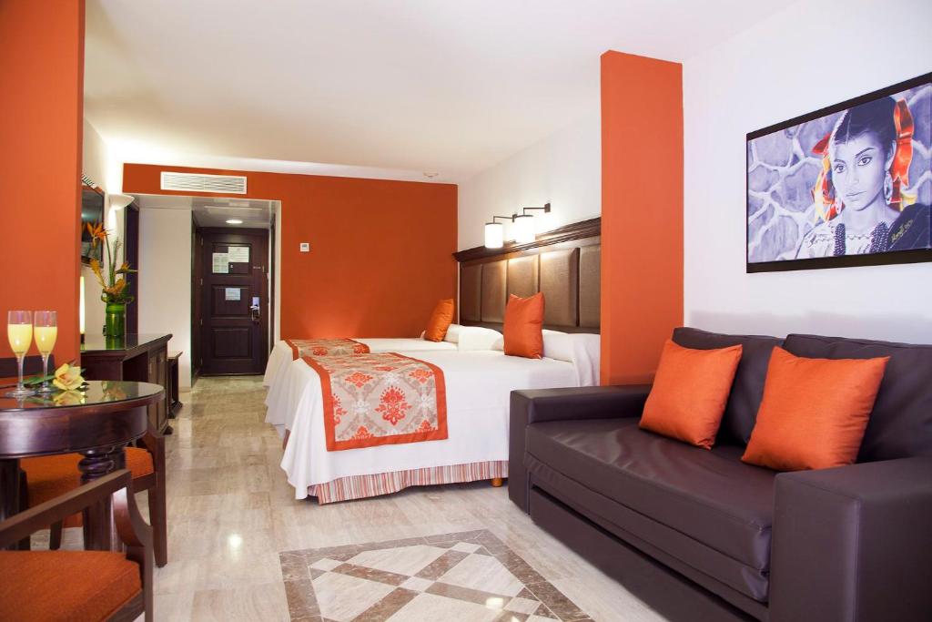 Сьюит (Полулюкс для 2 взрослых и 2 детей в возрасте до 12 лет) курортного отеля Grand Palladium Vallarta Resort & Spa, Пунта-де-Мита