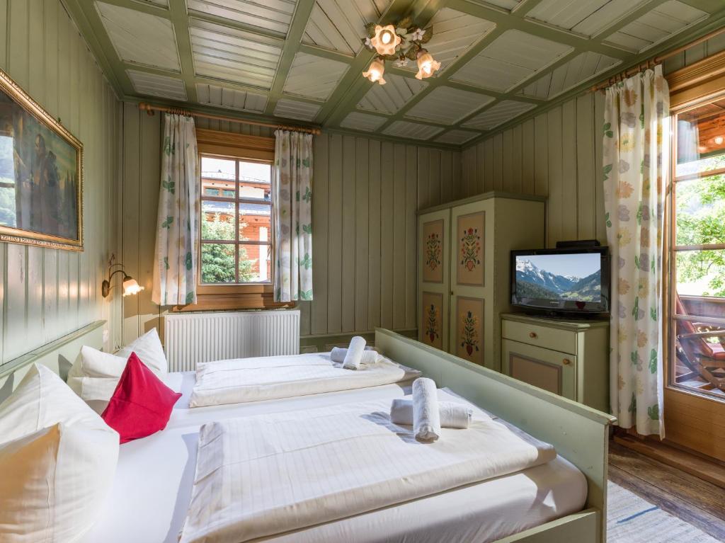Одноместный (Superior Single Room (length of bed 190cm)) апарт-отеля Bruggerhof with balcony, Майрхофен