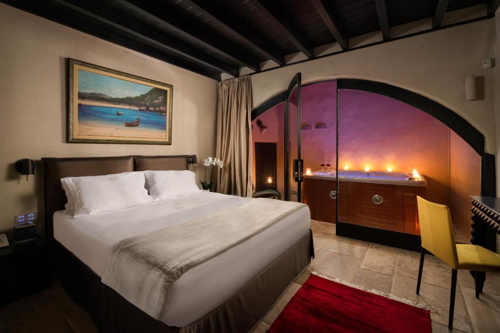 Сьюит (VIP-люкс с гидромассажной ванной на патио - «Андромеда») отеля Allegory Boutique Hotel, Родос