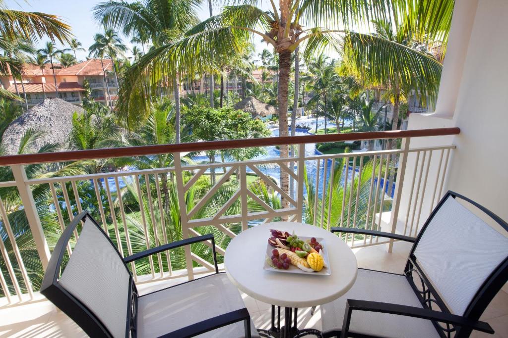 Двухместный (Полулюкс с гидромассажной ванной (для 2 взрослых и 2 детей) - Бесплатный Wi-Fi) курортного отеля Majestic Elegance - Punta Cana, Баваро