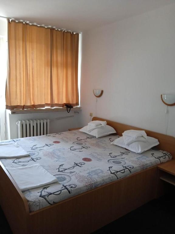 Двухместный (Двухместный номер с 2 отдельными кроватями и видом на море - Отремонтированная ванная комната) отеля Hotel Park, Бургас