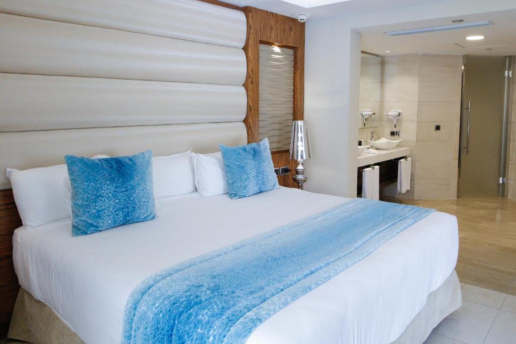 Двухместный (Семейный люкс с 1 спальней (гидромассажная ванна под открытым небом) для 2 взрослых и 4 детей - Бесплатный Wi-Fi) курортного отеля Majestic Mirage Punta Cana, All Suites, Баваро