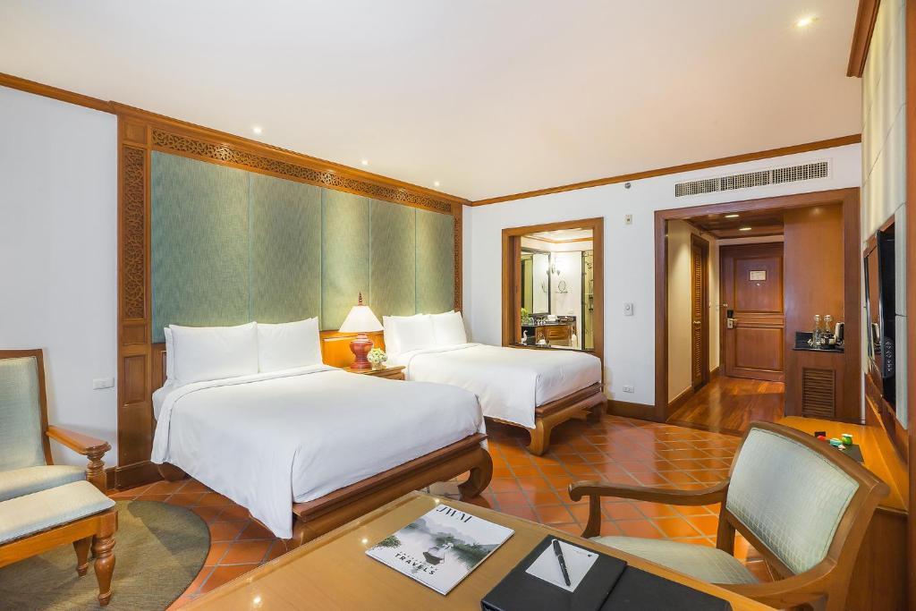 Двухместный (Семейный номер Делюкс с 2 двуспальными кроватями и детской кроватью, вид на сад) курортного отеля JW Marriott Phuket Resort and Spa, Пхукет