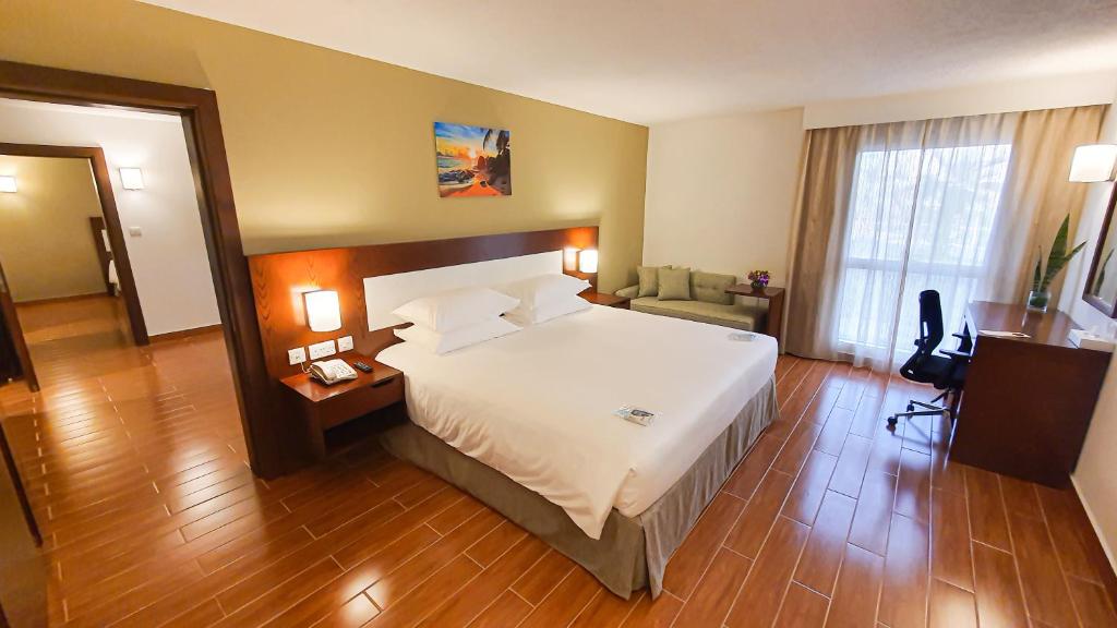 Сьюит (Люкс с 2 спальнями) отеля Dhafra Beach Hotel, Джебел-Данна