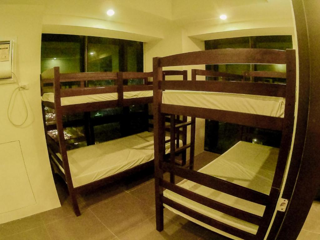 Номер (Кровать в общем трехместном номере для женщин) отеля Mabolo Royal Hotel, Себу