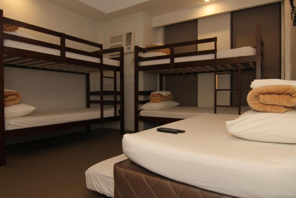 Четырехместный (Четырехместный номер с общей ванной комнатой) отеля Mabolo Royal Hotel, Себу