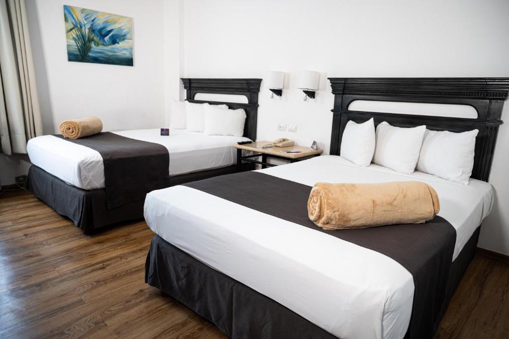 Двухместный (Двухместный номер с 2 двуспальными кроватями) отеля Hotel Victoria Express, Дуранго