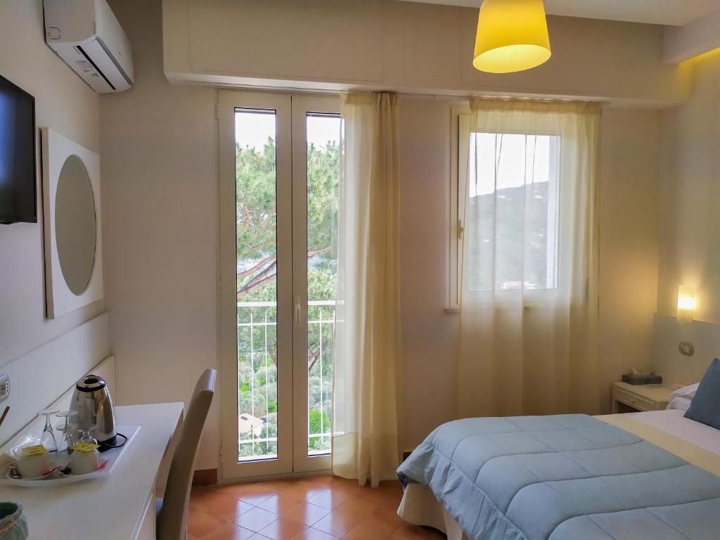 Двухместный (Двухместный номер с 1 кроватью, вид на море) отеля Hotel Villa Fiorita, Сорренто