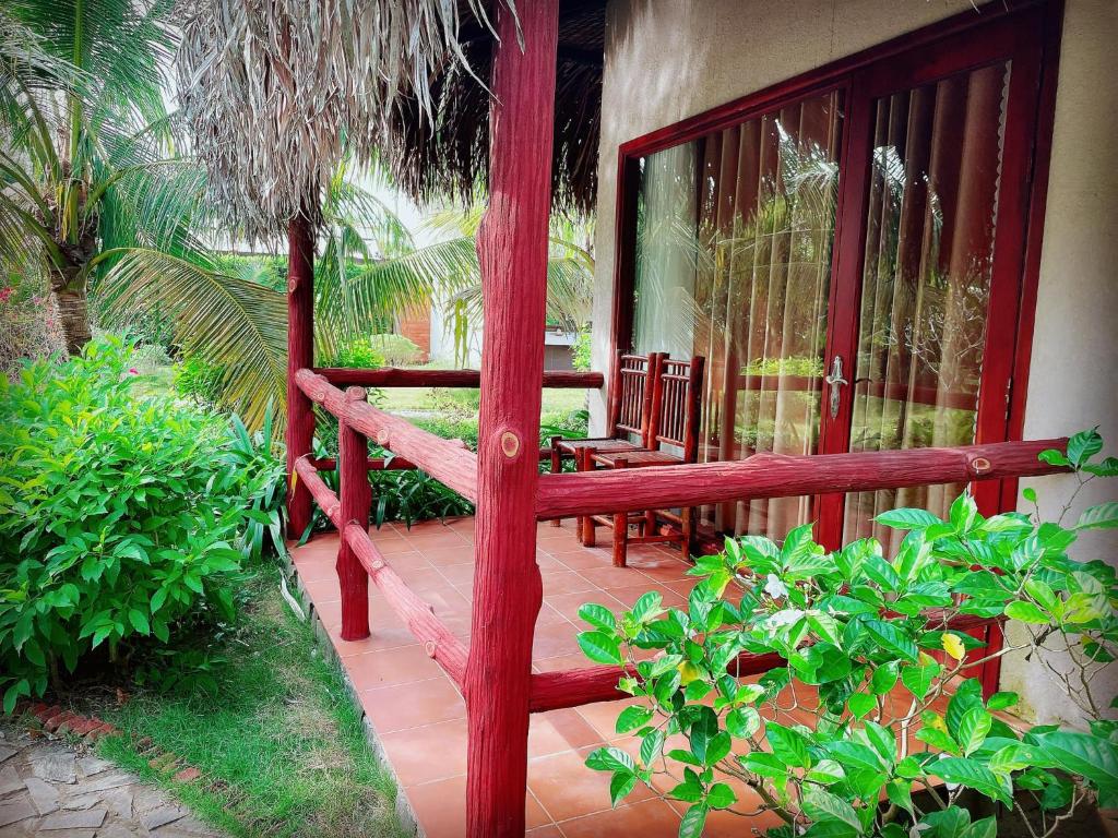 Двухместный (Двухместный номер с 1 кроватью, вид на сад) курортного отеля Riverside Park Eco Resort, Виньлонг