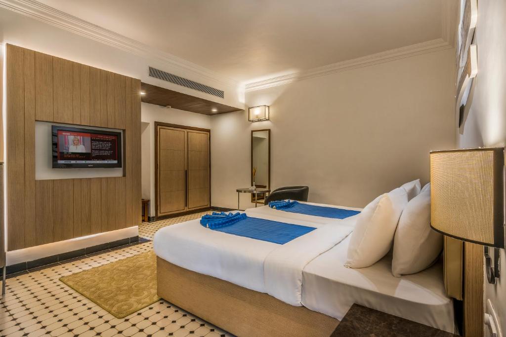 Двухместный (Superior Room- 24 hours check-in check-out) отеля Radisson Goa Candolim, Кандолим