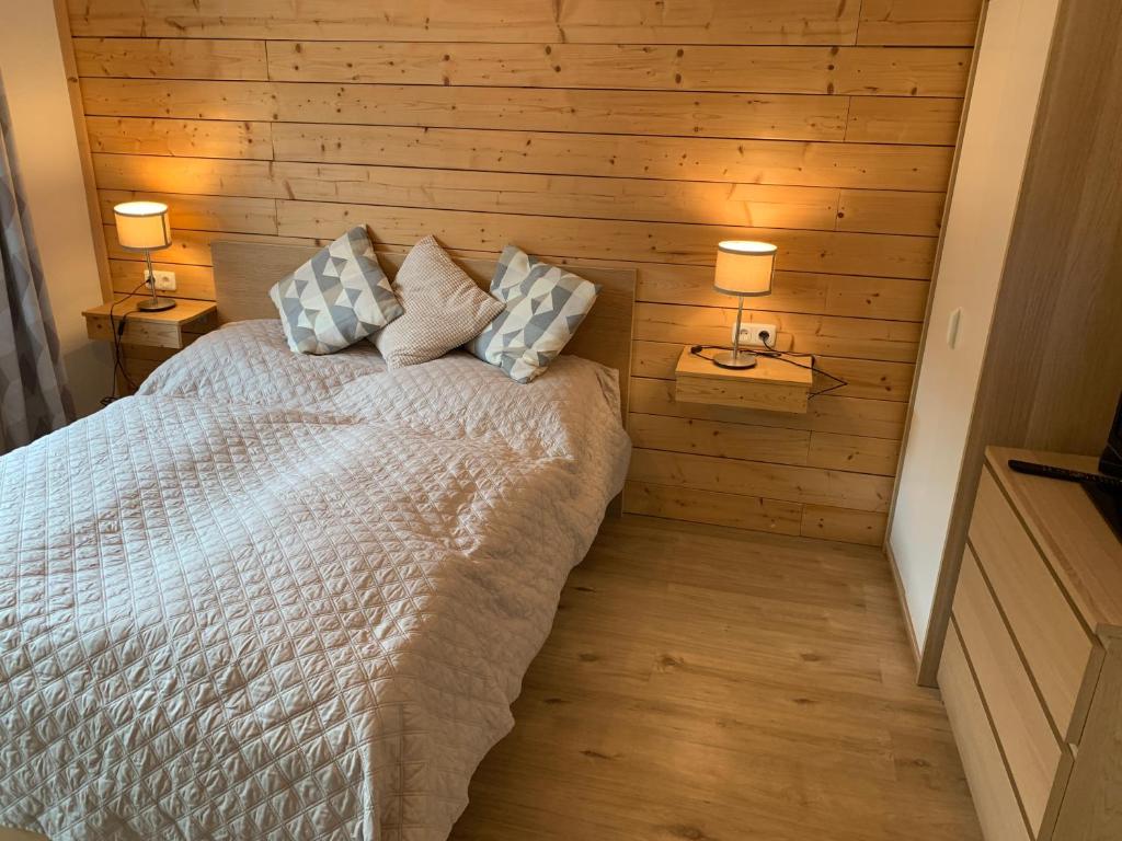 Номер (Two-Bedroom Apartment with Garden and Terrace Austrasse 5), Book-A-Room City Apartment Salzburg