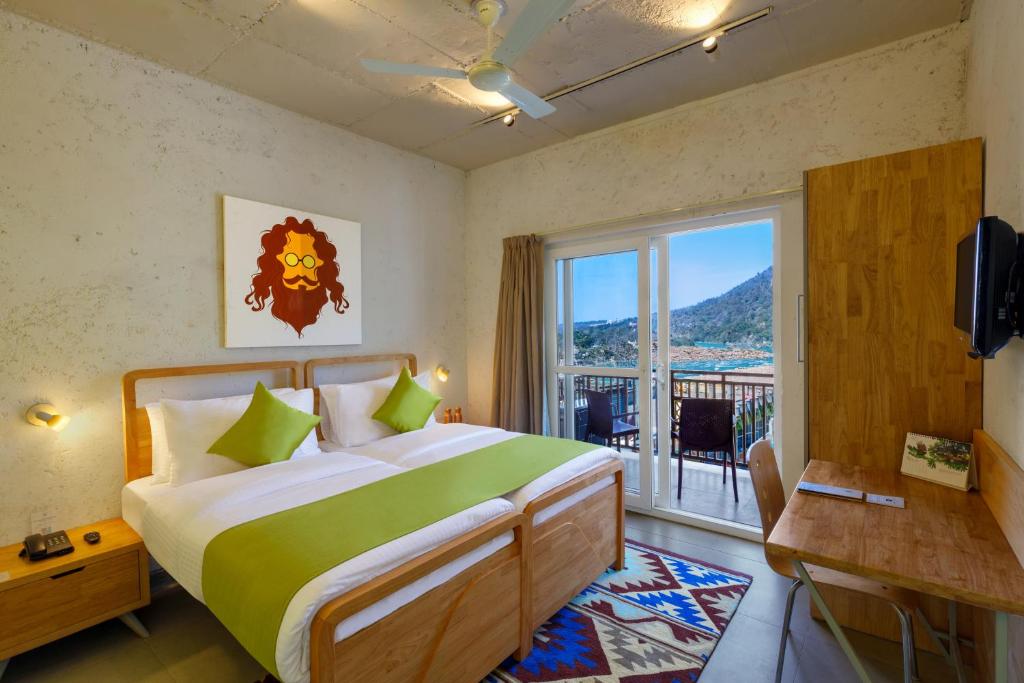Двухместный (Deluxe Room Ganges Facing) отеля The Hideaway Bedzzz Rishikesh by Leisure Hotels, Ришикеш