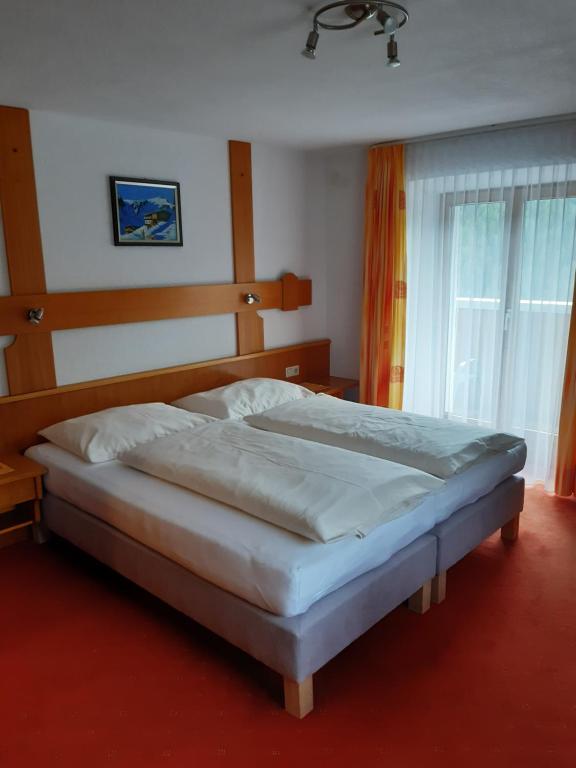 Двухместный (Двухместный номер с 1 кроватью и балконом) гостевого дома Gasthof Alpenrose, Наудерс