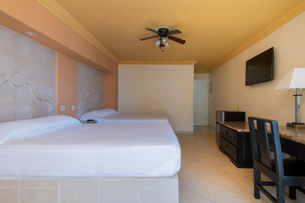 Двухместный (Small Double Room (2 Pax Only)) отеля Playa Bonita Resort-Rocky Point, Пуэрто-Пеньяско