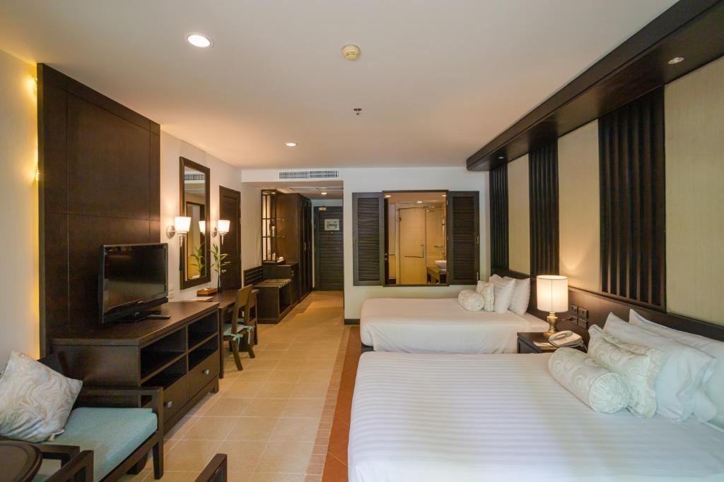 Трехместный (Трехместный номер Делюкс) курортного отеля Ravindra Beach Resort & Spa, Паттайя