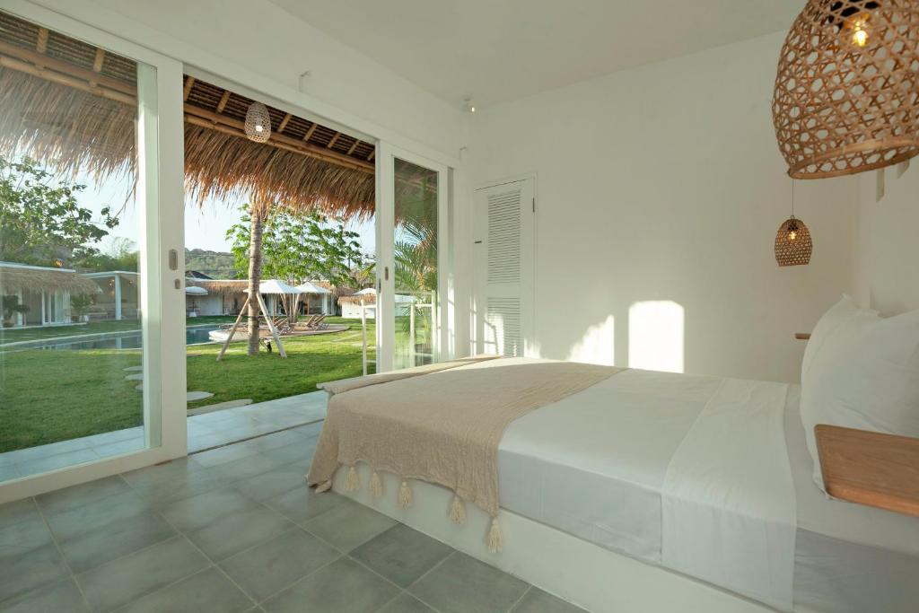 Двухместный (Номер с кроватью размера «queen-size» и видом на бассейн) отеля The Bingin Beach Villas' Bungalow Resort, Улувату