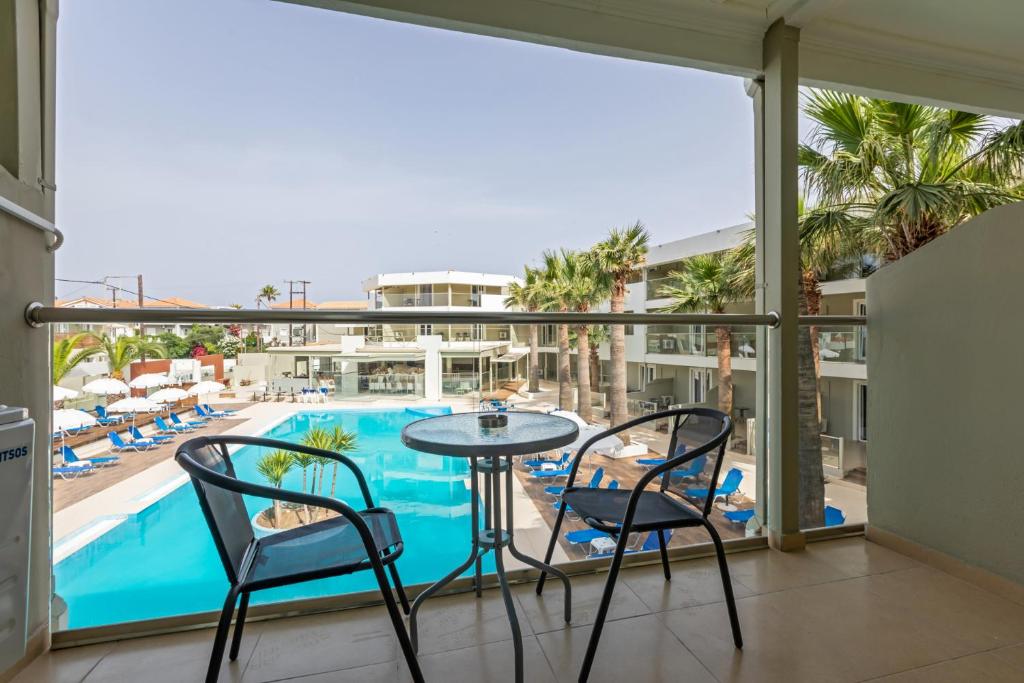 Двухместный (Двухместный номер с 1 кроватью и видом на бассейн) отеля White Olive Premium Cameo, Лаганас