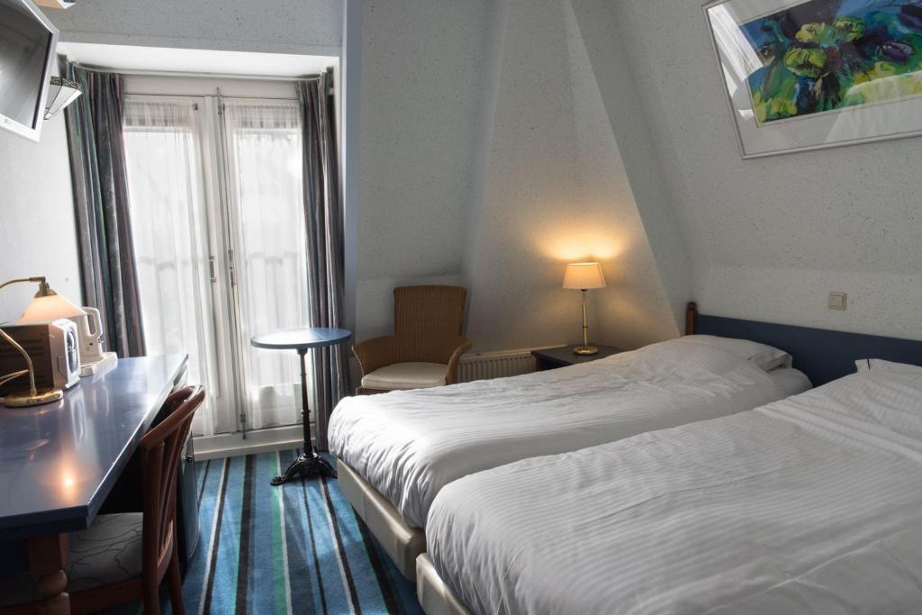 Двухместный (Небольшой двухместный номер с 2 отдельными кроватями) отеля Die Port van Cleve, Энкхейзен