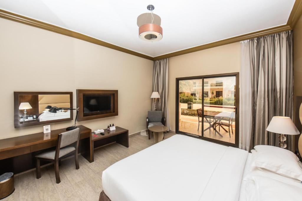 Двухместный (Шале Делюкс с кроватью размера «queen-size») курортного отеля Bin Majid Beach Resort, Рас-эль-Хайма