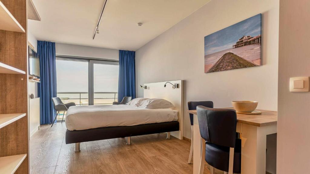 Студио (Essential Suite - 2p | Double bed | Partial sea view) апартамента Holiday Suites Blankenberge, Бланкенберге