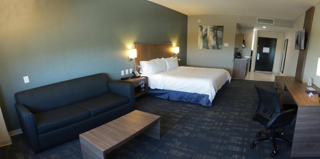 Сьюит (Люкс с кроватью размера «king-size»), Holiday Inn Express & Suites Mexicali