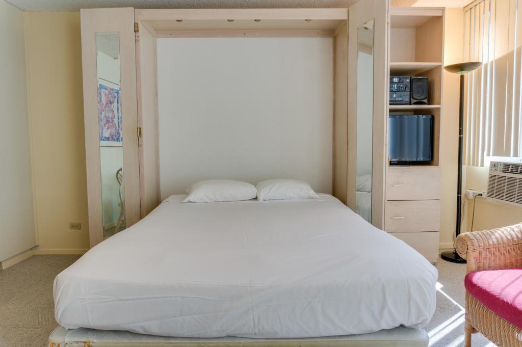 Студио (Номер с 1 кроватью размера «queen-size» и мини-кухней - Для некурящих, полная невозвращаемая оплата), Kuhio Banyan Hotel (with Kitchenettes)