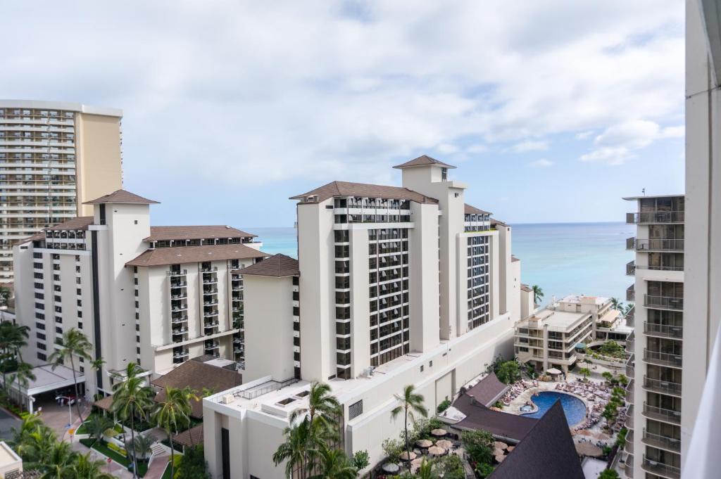 Четырехместный (Номер-студио Делюкс с частичным видом на океан), Trump International Hotel Waikiki